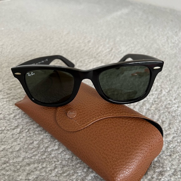 Ray Ban Wayfarer Sunglasses - Picture 4 of 5